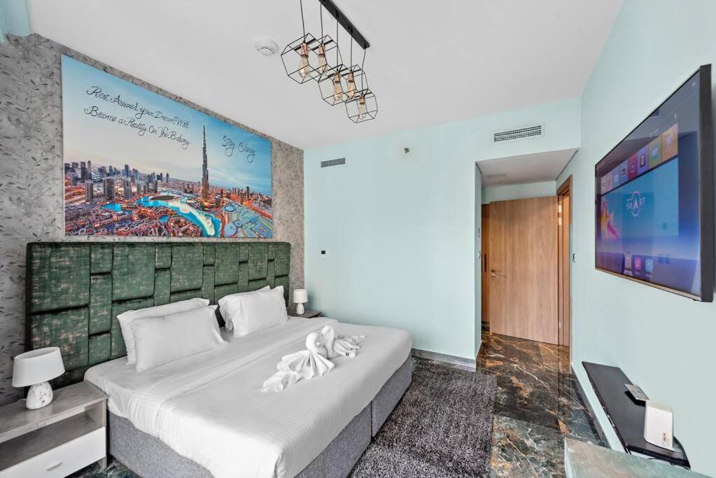 First Class 2br Stunning Fountain View