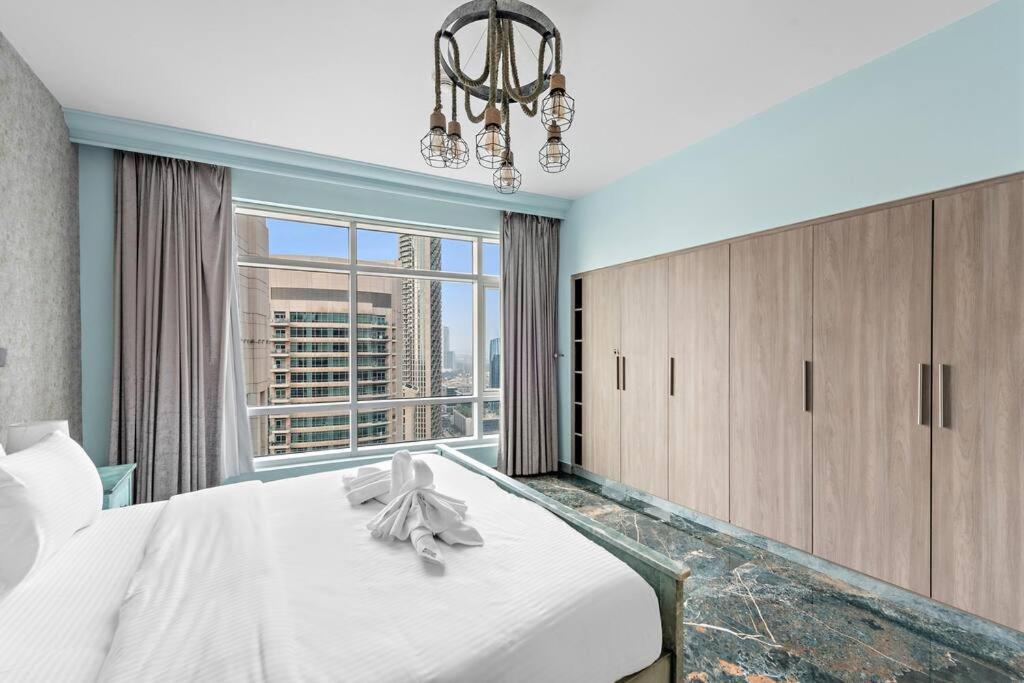 First Class 2br Stunning Fountain View Dubai