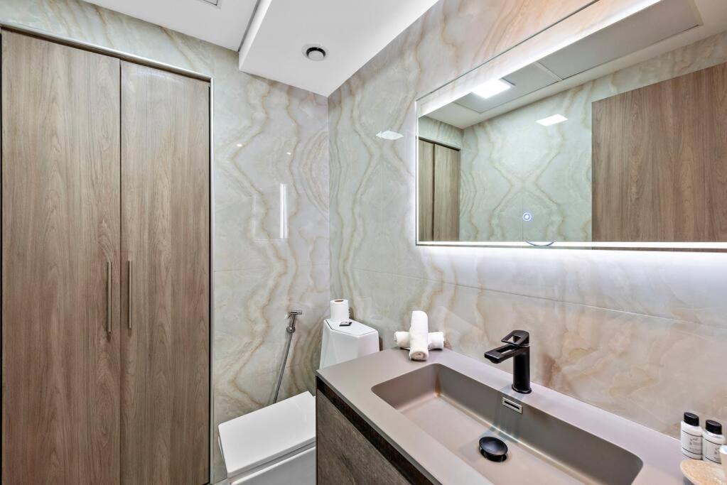 Apartment First Class 2br Stunning Fountain View Dubai