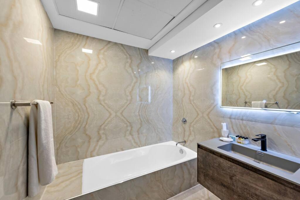 First Class 2br Stunning Fountain View Apartment Dubai