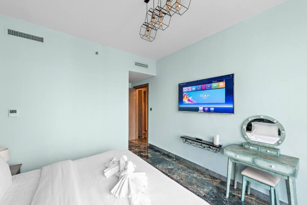Apartment First Class 2br Stunning Fountain View Dubai