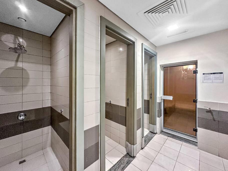 First Class 2br Stunning Fountain View *