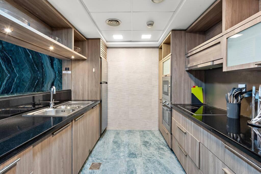 First Class 2br Stunning Fountain View *