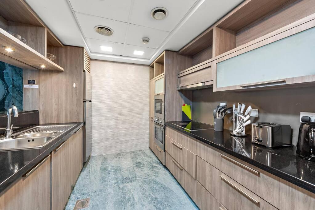 Apartment First Class 2br Stunning Fountain View