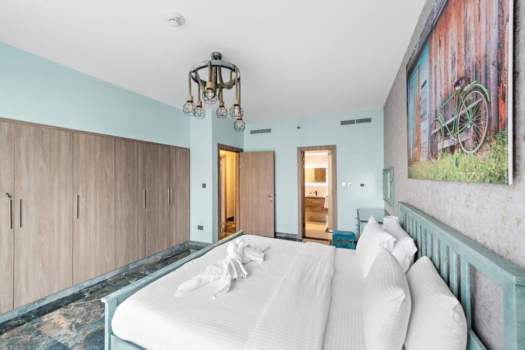 First Class 2br Stunning Fountain View Dubai