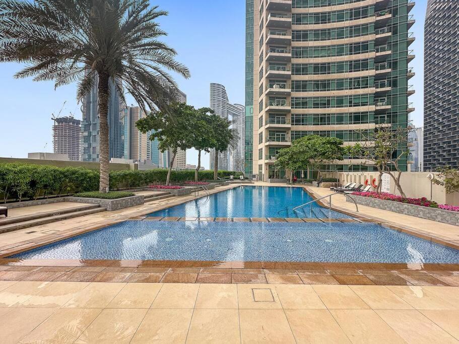 First Class 2br Stunning Fountain View *