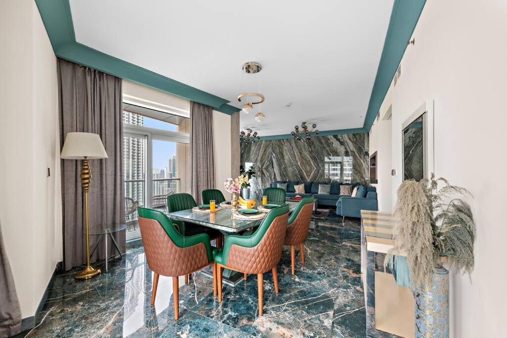 First Class 2br Stunning Fountain View *