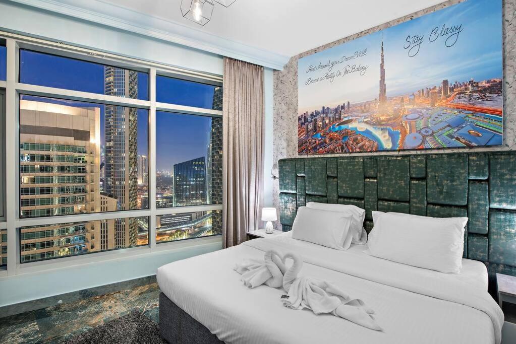 First Class 2br Stunning Fountain View Dubai