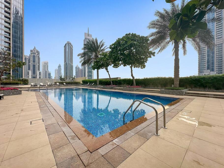 First Class 2br Stunning Fountain View Apartment Dubai